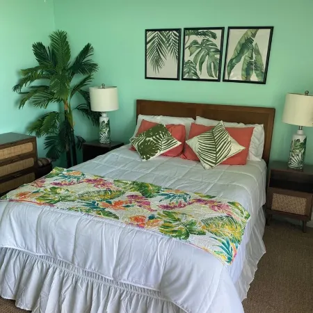 Charming beach front condo, Freeport ,Coral Beach, with AC/WiFi, salon/spa, pool