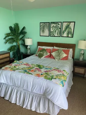 Charming beach front condo, Freeport ,Coral Beach, with AC/WiFi, salon/spa, pool