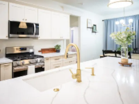 NEW BUILD Spacious 4-bedroom house with great location- sleeps 10 撒切酒店