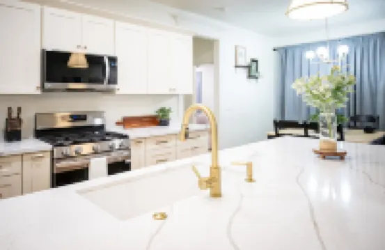 NEW BUILD Spacious 4-bedroom house with great location- sleeps 10