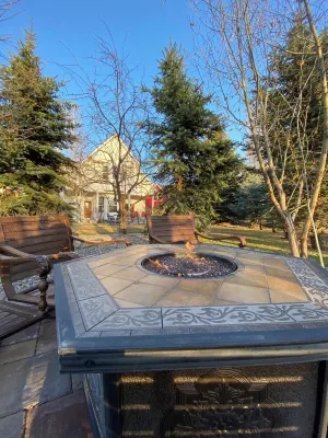 Amazing Four Season Modern Farmhouse with Mountain Views and Hot Tub