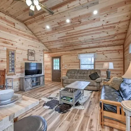 Cozy Cabin Firepit and Grill & 10 Mins to Main St