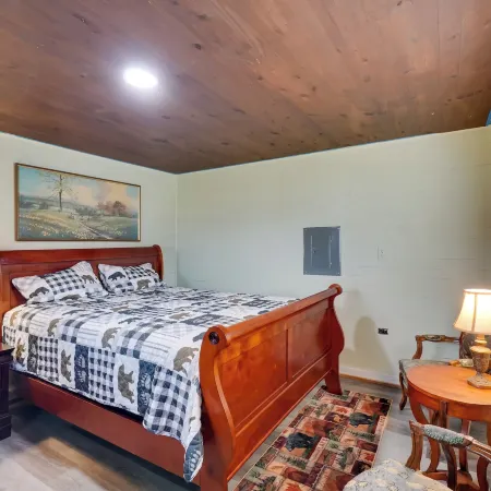 Explore Cades Cove & Smoky Mtns! Restored Cabin Hotels in Townsend