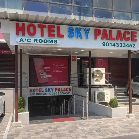 Hotel Sky Palace Отели рядом с достопримечательностью «Конгресс-центр Subham»