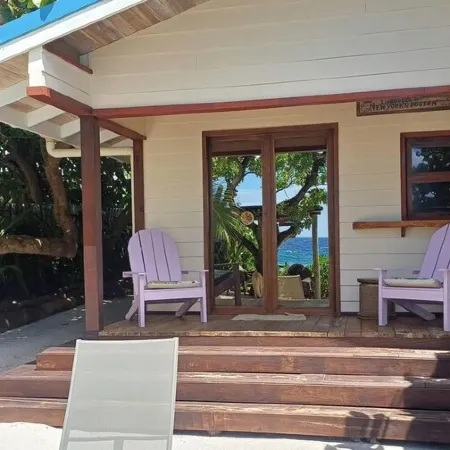 Air-conditioned bungalow by the sea in Moorea