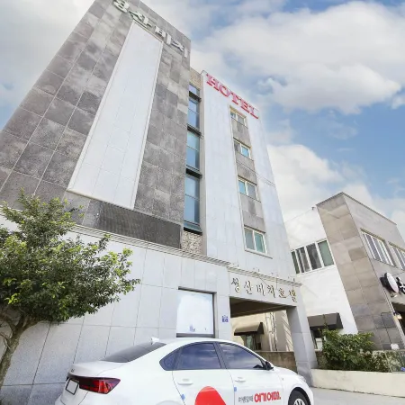 Seogwipo Beach Hotel Отели рядом с достопримечательностью «Тон-Амса»
