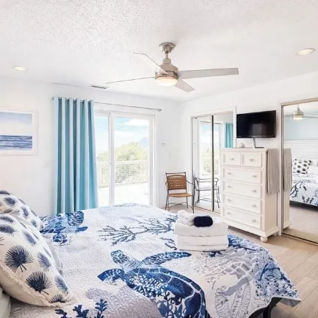 Family Friendly Beach House. Pool, Hot Tub, Walk to Beach. Dog Friendly, Fenced Отели рядом с достопримечательностью «Пляж Сандбридж»