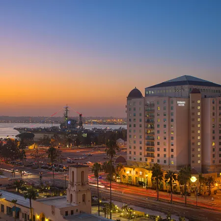 Embassy Suites by Hilton San Diego Bay Downtown Отели рядом с достопримечательностью «Музей-авианосец «Мидуэй»»