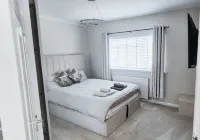 Cosy 2Br House on Quiet Street nr City Hospital