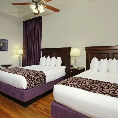 Inn on St. Ann, a French Quarter Guest Houses Property Отели рядом с достопримечательностью «Кафе Du Monde»