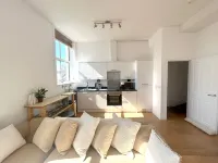 Charming 2-Bedroom Apartment in Vibrant Ashton Gate, Bristol