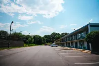 羅德威酒店 門羅 - 停車場