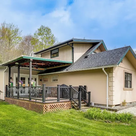 Poconos Cottage w/ Sauna ~ 10 Mi to Camelback!