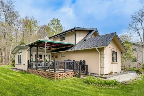 Poconos Cottage w/ Sauna ~ 10 Mi to Camelback! - parking