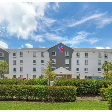 Motel 6 Suites Fort Myers FL