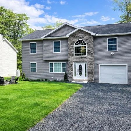 Luxury Retreat with Jacuzzi, Fire Pit and Playroom