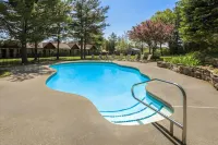 Super 8 by Wyndham Gananoque        Country Squire Resort - Pool