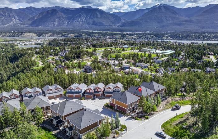 Spacious Invermere 3bd2.5ba Townhome Nestled in the Purcell Mountains!