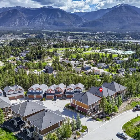 Spacious Invermere 3bd2.5ba Townhome Nestled in the Purcell Mountains!