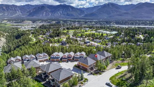 Spacious Invermere 3bd2.5ba Townhome Nestled in the Purcell Mountains! - Wi-Fi