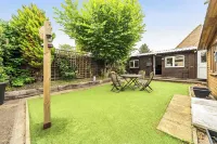 Studio Retreat Sleeps 1 - Parking & Wifi - 2-Star