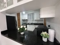 2BR Apt Near HOMS & Airport w Parking w WiFi - 公寓