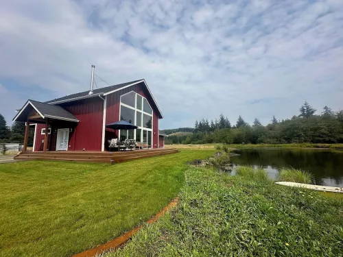 Gorgeous cabin, secluded fishing pond, swimming, paddling. Central for Daytrips! - 4-Star