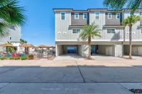 Spacious Townhouse Walk to Beach Resort Pool - de charme