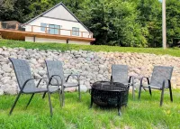 Bluffside cottage with gorgeous river views - Wifi