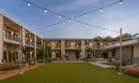 Caravan Court Hotel - Pools