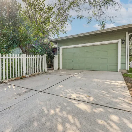 Between Austin & San Marcos! Family Home