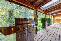 American Alps Lodge: Riverfront, Hot Tub, EV Charger, Game Room - 4-Star