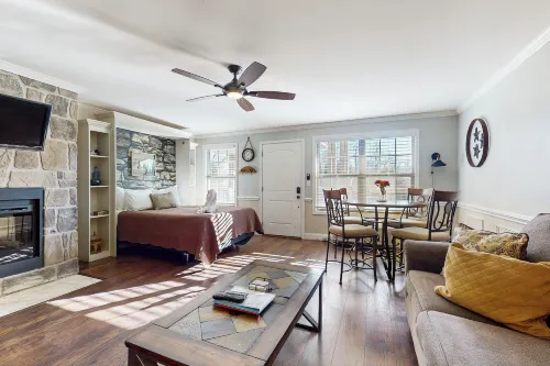Pool + Riverfront! Couples Retreat in Smoky Mtns - Parvekkeita