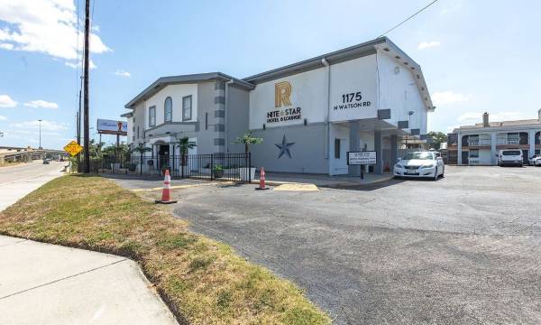 R Nite Star Inn and Suites -Home of the Cowboys & Rangers