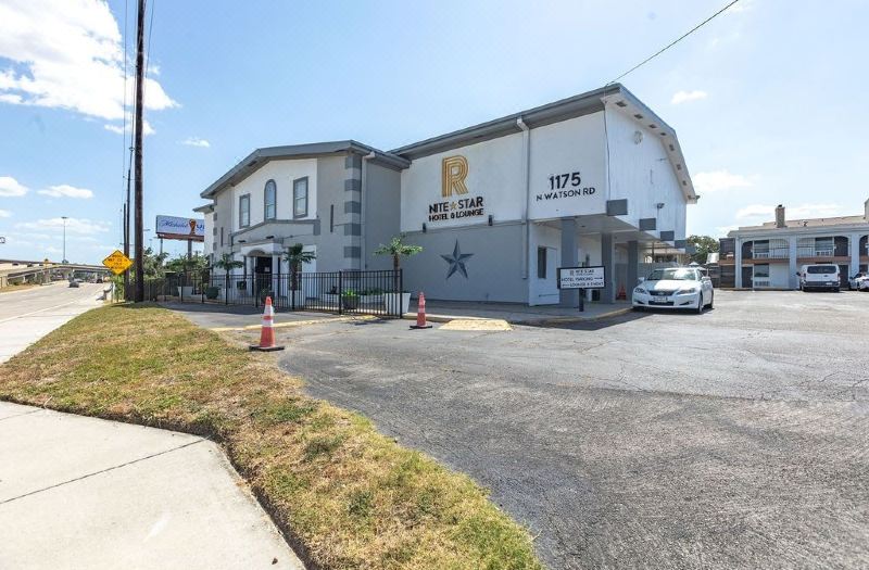 R Nite Star Inn and Suites -Home of the Cowboys & Rangers