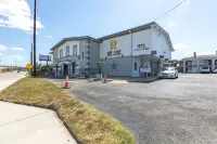 R Nite Star Inn and Suites -Home of the Cowboys & Rangers - bar