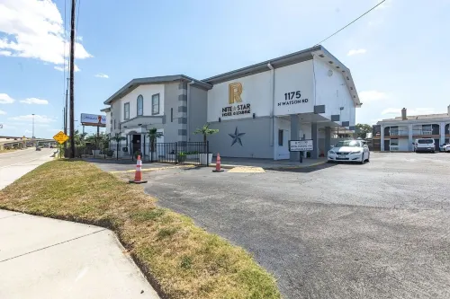 R Nite Star Inn and Suites -Home of the Cowboys & Rangers - 3-Star