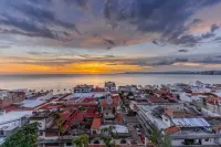 Ocean Breeze 2BR | A/C & Sea Views - 民宿
