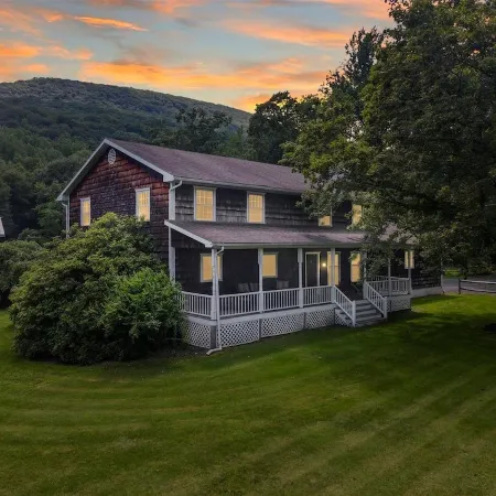 Charming Colonial w/Stream Access Pet Friendly