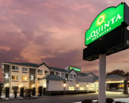 La Quinta Inn & Suites by Wyndham Logan Hotels in Logan