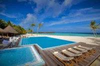 Outrigger Maldives Maafushivaru Resort - piscina