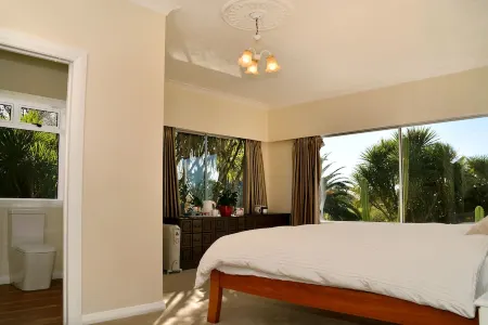 English Cherry Tree Manor Отели в г. Тамаер