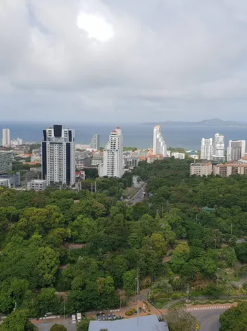 รูปภาพของที่พักชั้น 43 ในใจกลางพัทยา เห็นวิวทะเลแบบพาโนรามา