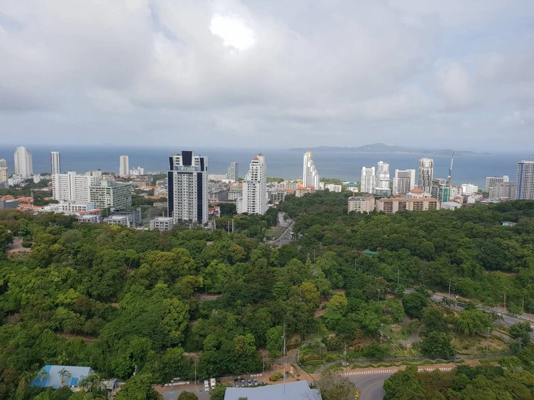 รูปภาพของที่พักชั้น 43 ในใจกลางพัทยา เห็นวิวทะเลแบบพาโนรามา