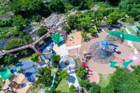 Miryang Playground Pension Отели рядом с достопримечательностью «Pyochungsa»