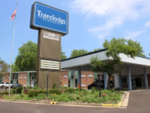 Travelodge by Wyndham Water’s Edge Hotel - Racine Hotels in Racine