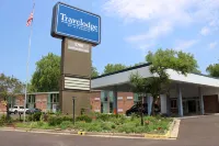 Travelodge by Wyndham Water’s Edge Hotel - Racine فنادق في راسين