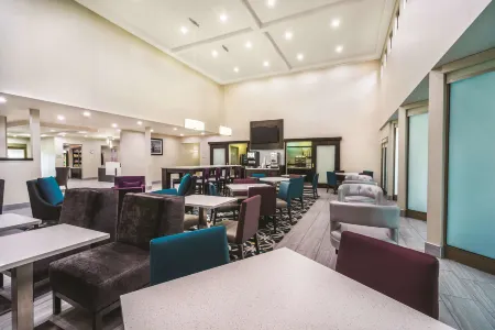 La Quinta Inn & Suites by Wyndham Loudon Отели в г. Лоудон
