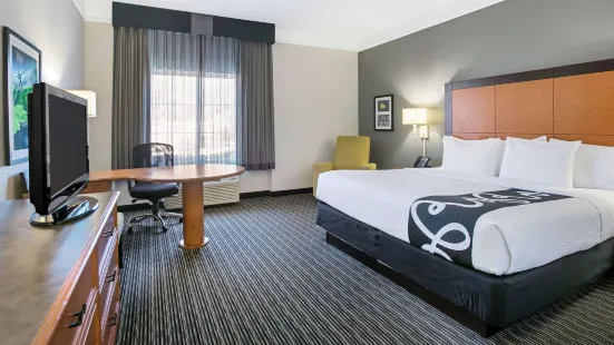 La Quinta Inn & Suites by Wyndham Dallas Arlington South