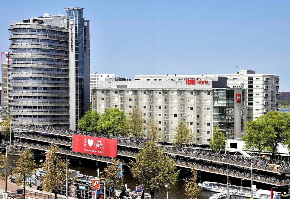 암스테르담 중앙역과 이비스 호텔 전경